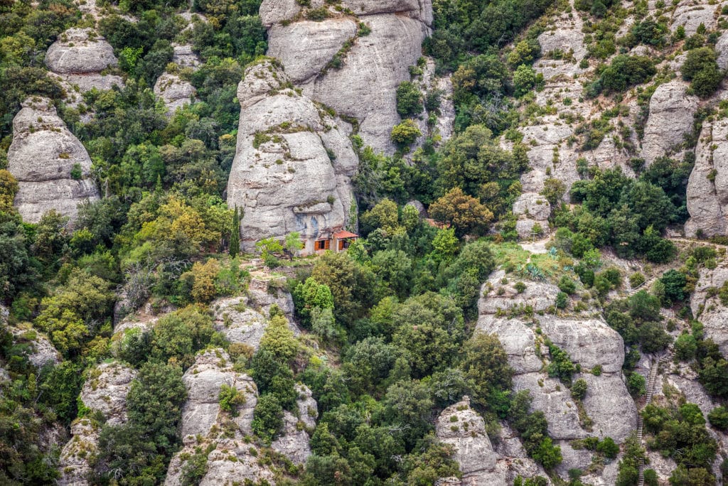 Montserrat, ermitas e iglesias excavadas en la roca