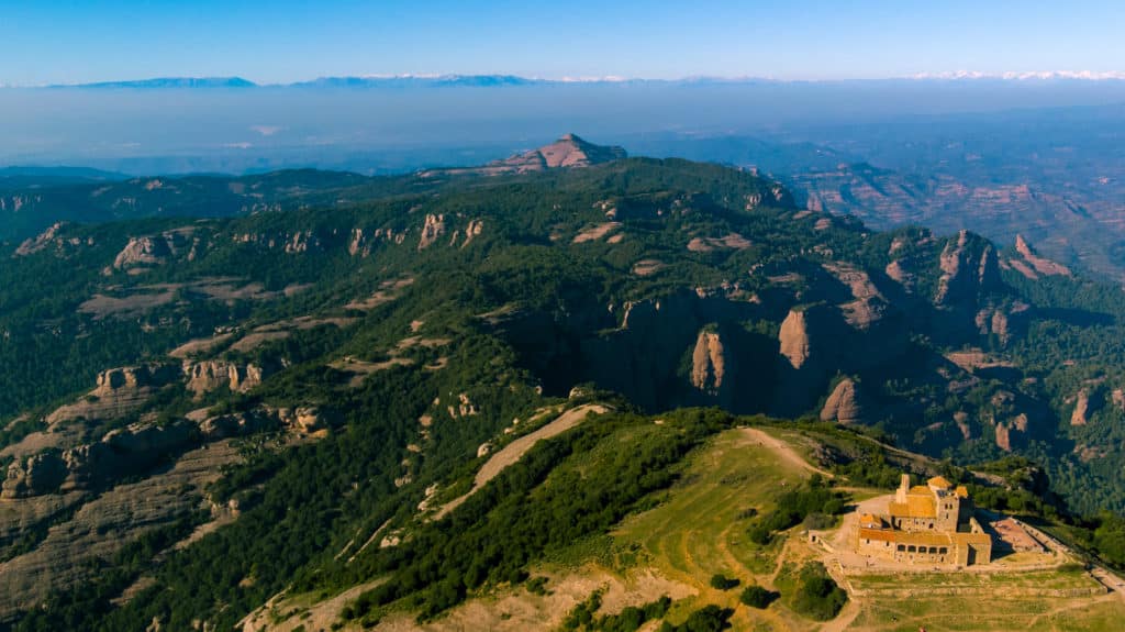 Monasterio en la cima de La Mola, uno de los picos españoles más sencillos de coronar