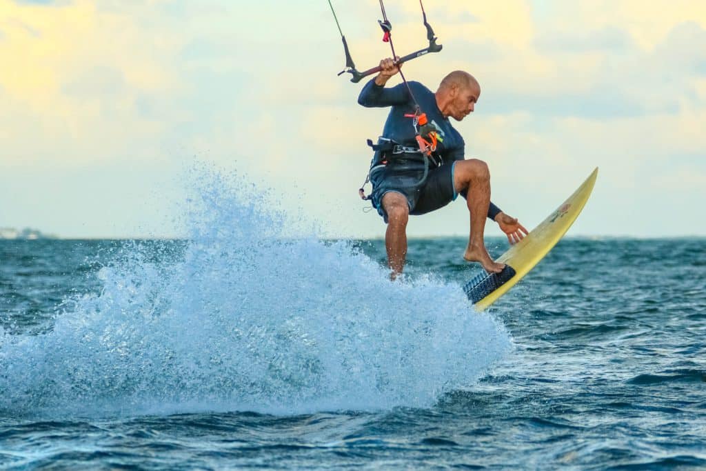 Deportes acuáticos: kitesurf