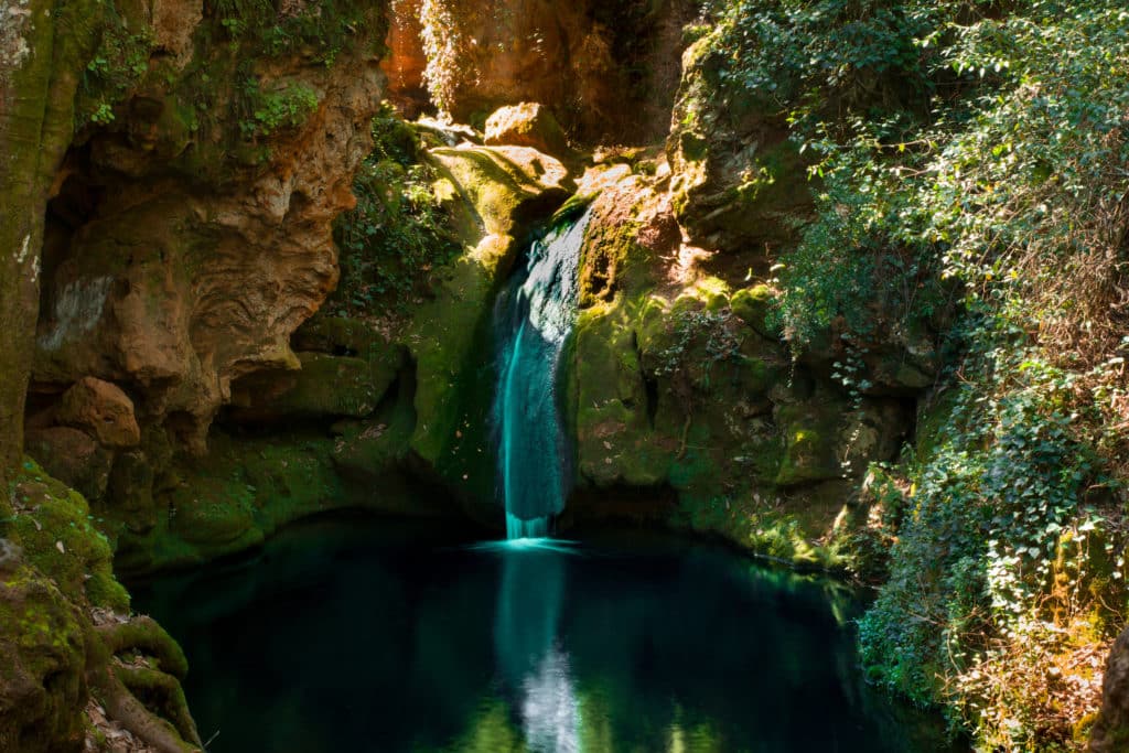 Río natural en el bosque naturaleza maravillosa, Baños de Popea. Córdoba España