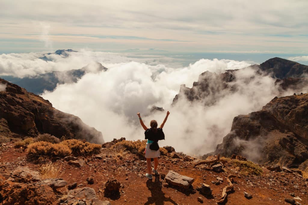 Las 4 mejores rutas de senderismo en La Palma: nubes, cascadas de colores y dragos milenarios