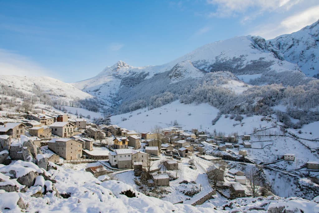 Sotres, uno de los pueblos donde más nieva en España.
