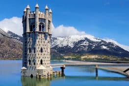 La «torre de Belem» española del embalse de Santillana