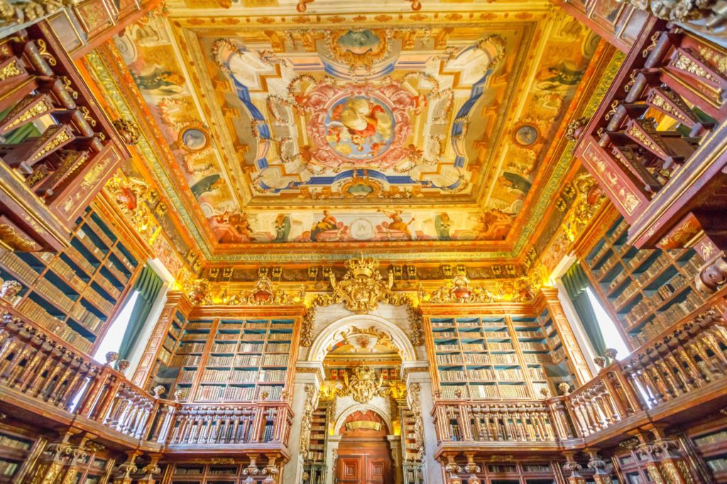 Biblioteca Joanina de la Universidad de Coimbra, una de las bibliotecas más bonitas de Portugal