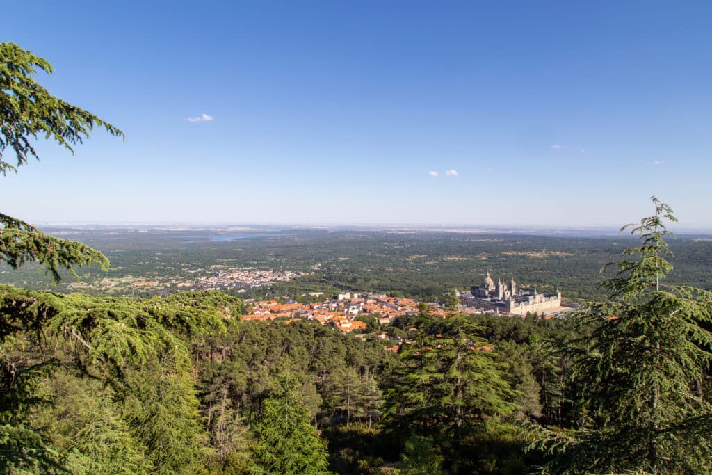 Vista del pueblo y monasterio de El Escorial desde el Mirador del monte Abantos. Comunidad de Madrid, España.